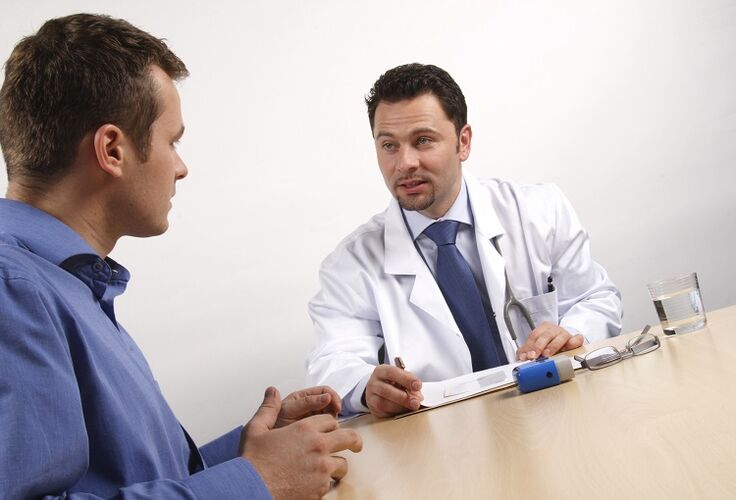 Une consultation d'un médecin avant une opération pour augmenter un membre